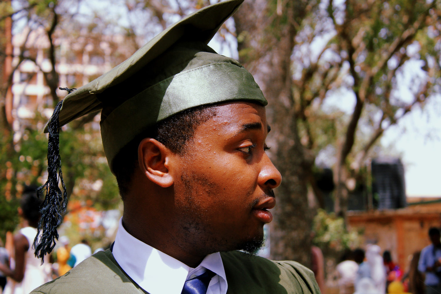 Comment choisir le costume parfait pour soutenir son diplôme: Conseils et astuces