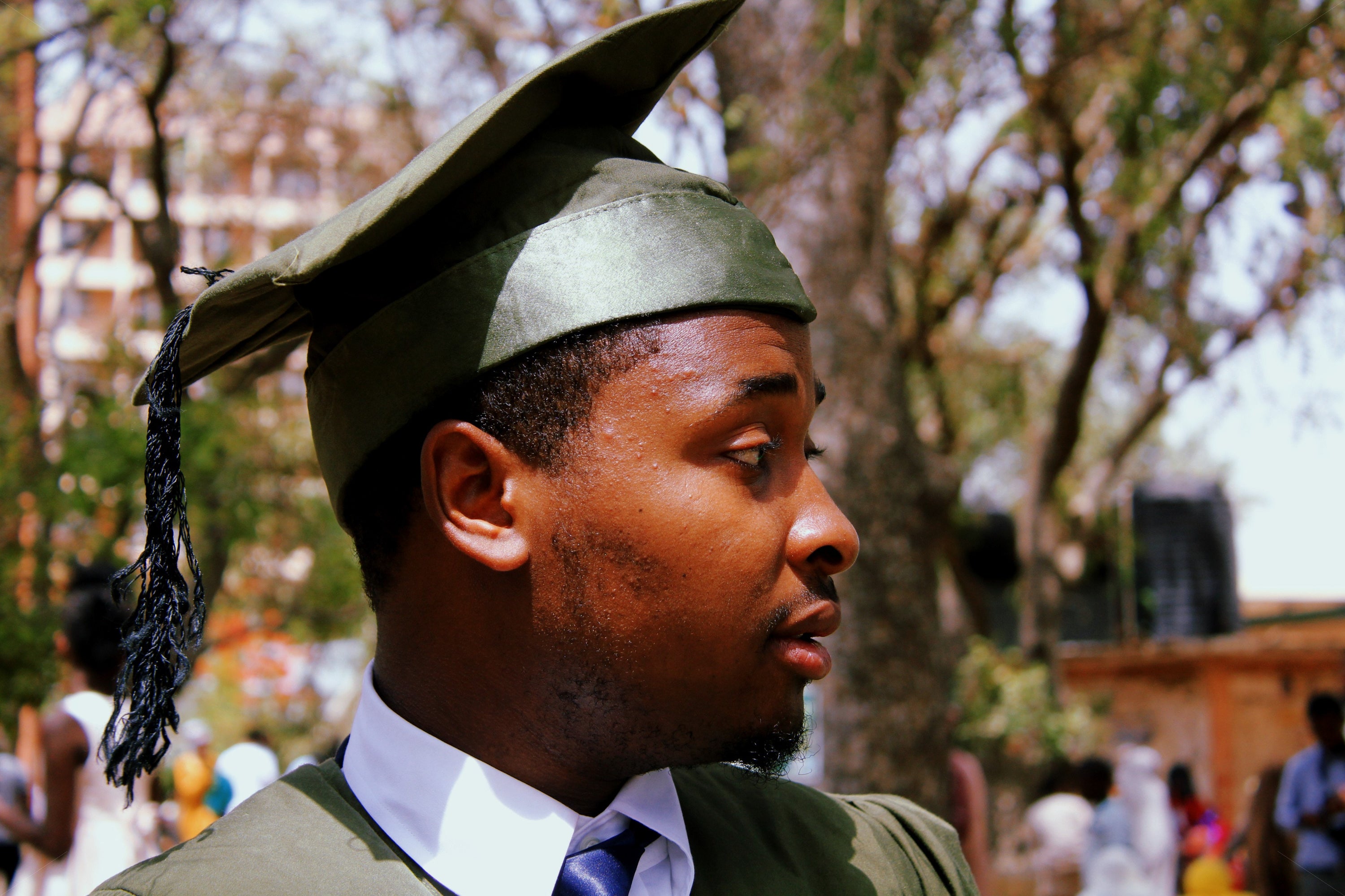 Comment choisir le costume parfait pour soutenir son diplôme: Conseils et astuces