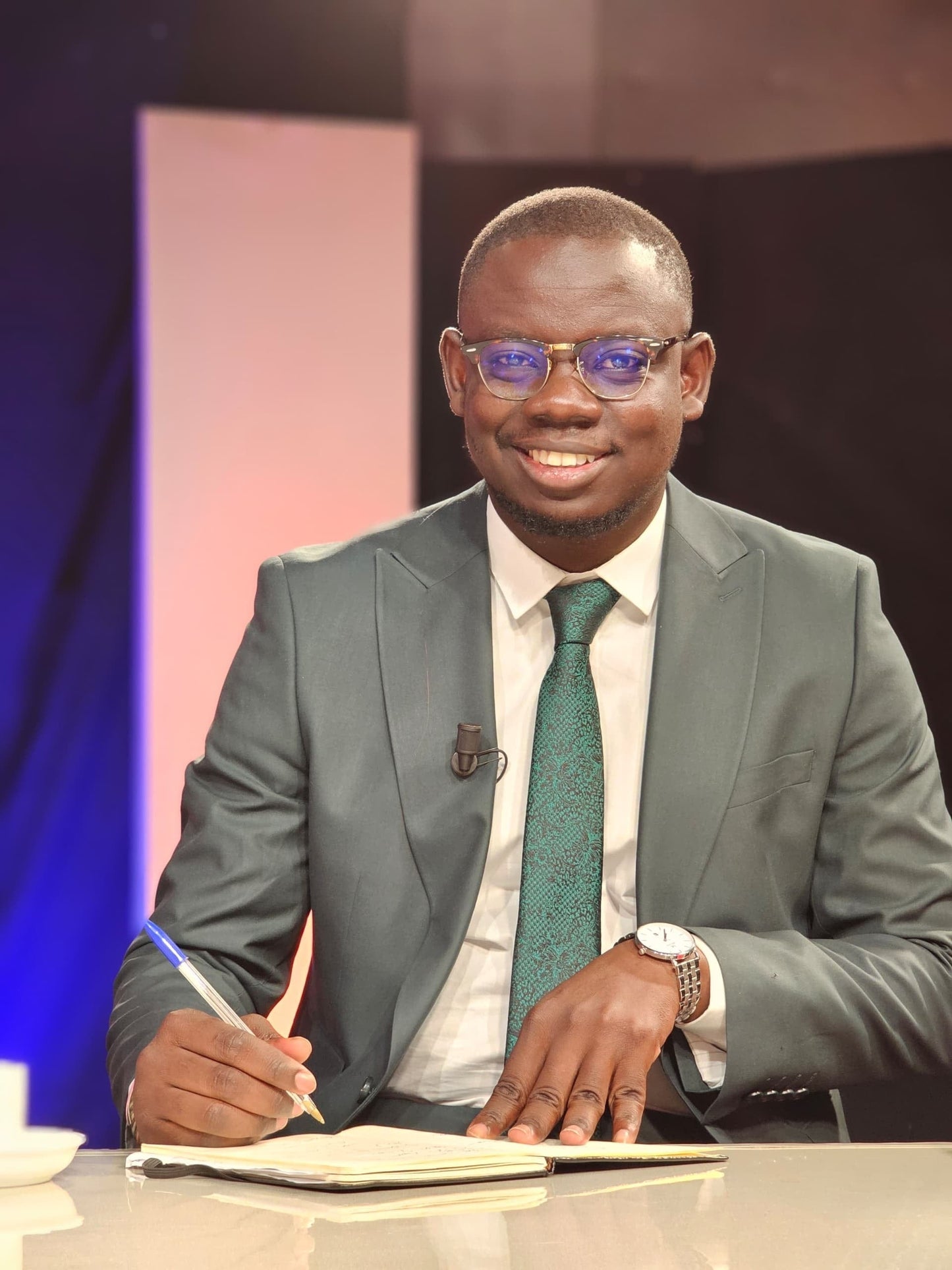 Moubarak Shop, Ensemble Costume 3 pièces, costume 2 pièces, veste, homme, costume croisé, blazer de luxe, chemise de luxe, cravate, Dakar, Sénégal, Smoking, Costume de mariage, Safari Suit, Costume Safari, Costume Saharien