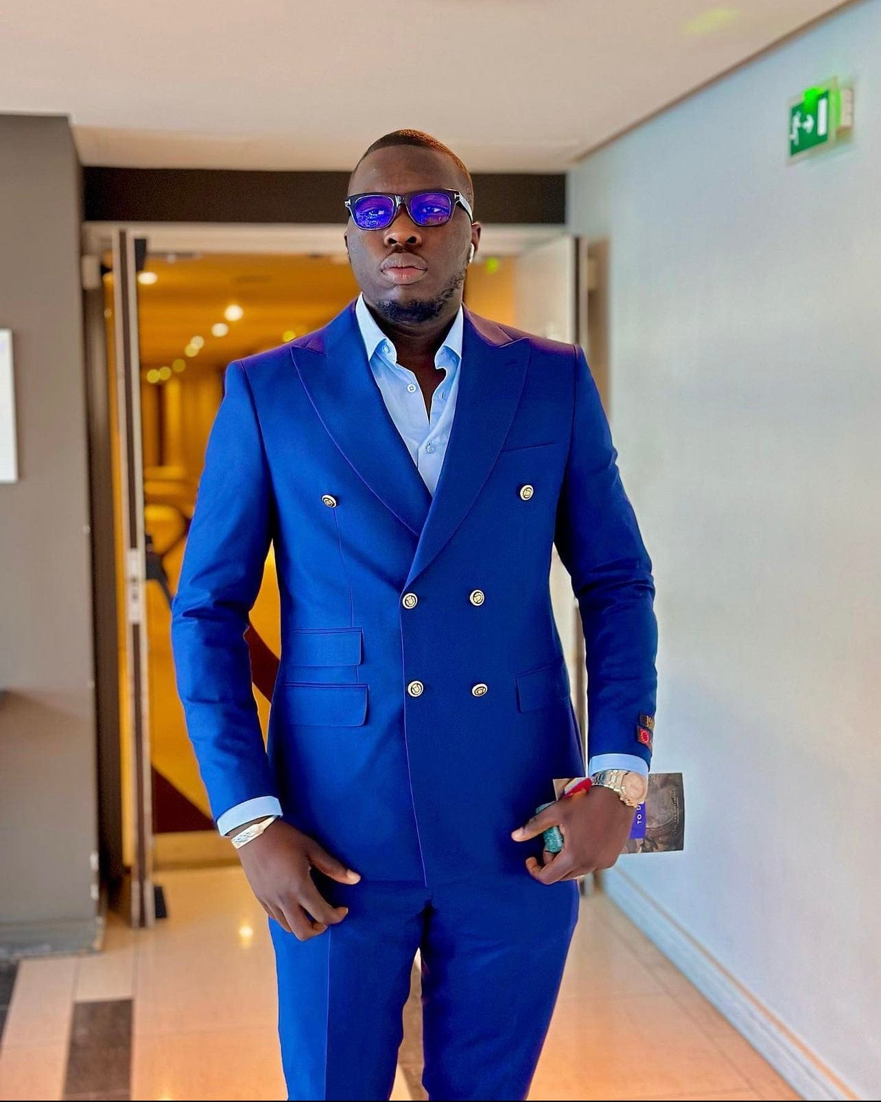 Moubarak Shop, Ensemble Costume 3 pièces, costume 2 pièces, veste, homme, costume croisé, blazer de luxe, chemise de luxe, cravate, Dakar, Sénégal, Smoking, Costume de mariage, Safari Suit, Costume Safari, Costume Saharien