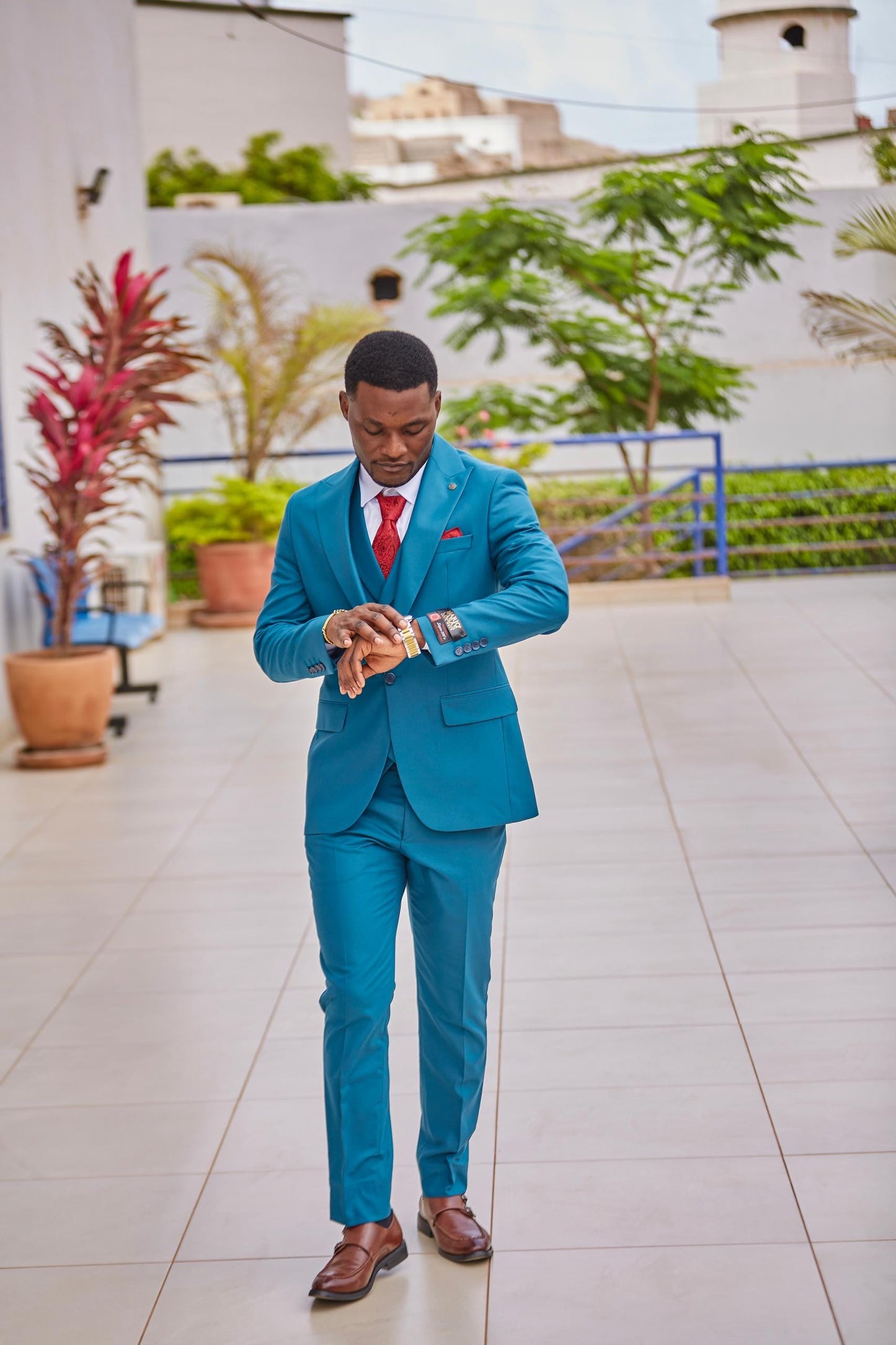 Moubarak Shop, Ensemble Costume 3 pièces, costume 2 pièces, veste, homme, costume croisé, blazer de luxe, chemise de luxe, cravate, Dakar, Sénégal, Smoking, Costume de mariage, Safari Suit, Costume Safari, Costume Saharien