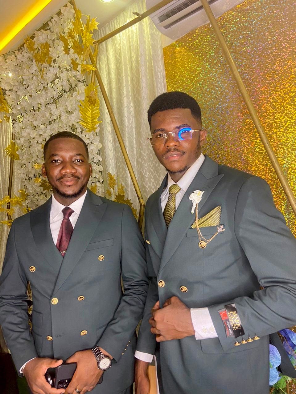 Moubarak Shop, Ensemble Costume 3 pièces, costume 2 pièces, veste, homme, costume croisé, blazer de luxe, chemise de luxe, cravate, Dakar, Sénégal, Smoking, Costume de mariage, Safari Suit, Costume Safari, Costume Saharien